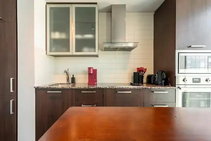 Elegant Waterfront Downtown Toronto / Unobstructed Cn Tower View Apartment